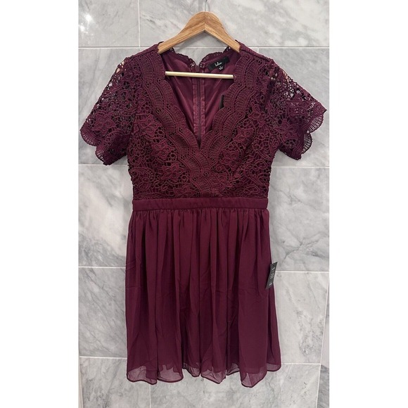 l Lulus Angel in Disguise Burgundy Lace Skater Dress Size L Short Sleeve NWTs - Picture 1 of 6